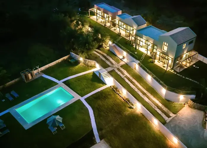 Kumquart Guesthouse, 20 People, Private Pool